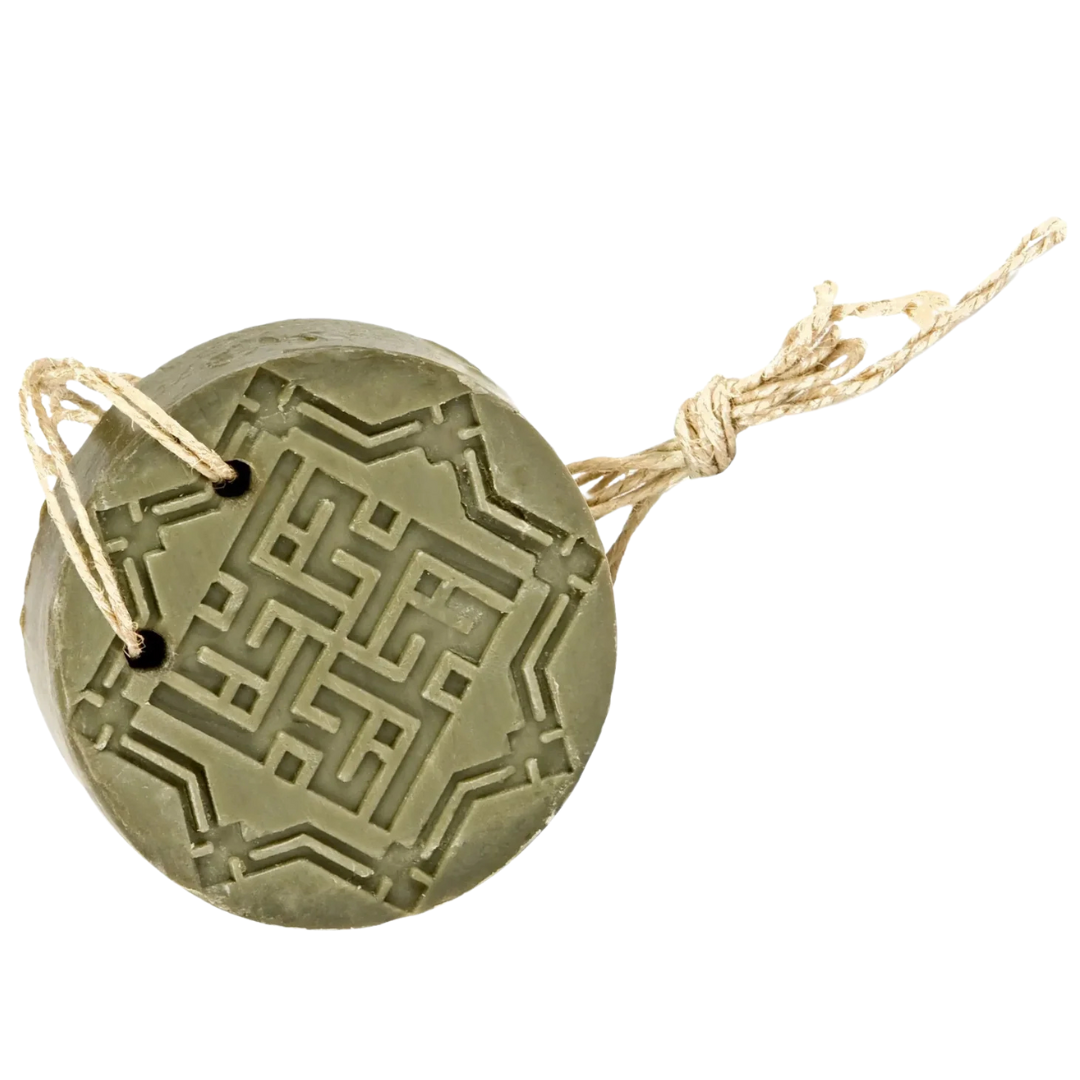 Runde Aleppo-Seife mit dekorativer Prägung und Kordelaufhängung – Rückansicht.