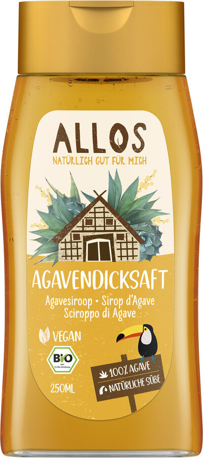 Eine Quetschflasche Allos Agavendicksaft mit goldfarbenem Klappdeckel. Das Etikett zeigt das Allos-Logo, die Bezeichnung „Agavendicksaft“ sowie die Übersetzung in mehreren Sprachen. Zudem sind eine stilisierte Hütte, Agavenpflanzen und ein Tukan abgebildet. Das Produkt ist als „vegan“ und „Bio“ gekennzeichnet und besteht zu 100 % aus Agave.