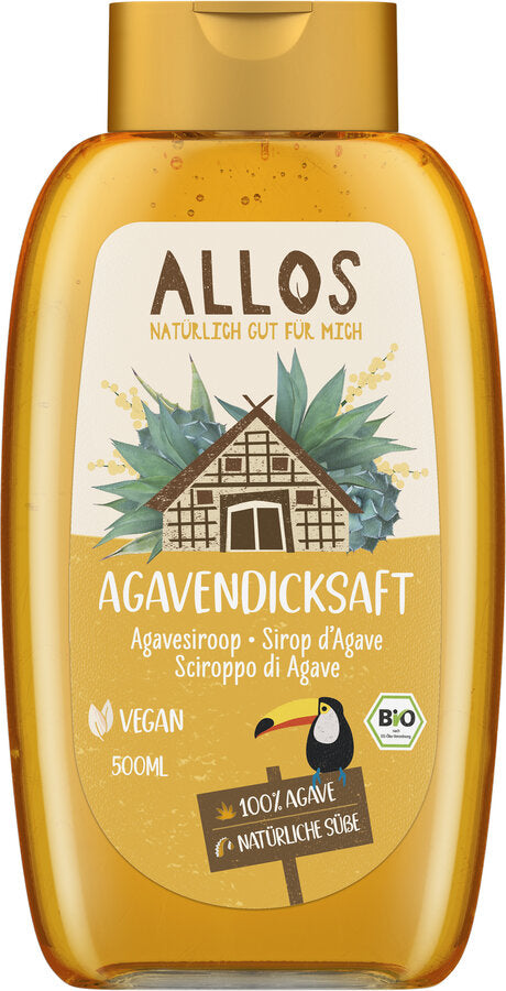 Eine 500-ml-Quetschflasche Allos Agavendicksaft mit goldfarbenem Klappdeckel. Das Etikett zeigt das Allos-Logo, die Bezeichnung „Agavendicksaft“ sowie die Übersetzung in mehreren Sprachen. Zudem sind eine stilisierte Hütte, Agavenpflanzen und ein Tukan abgebildet. Das Produkt ist als „vegan“ und „Bio“ gekennzeichnet und besteht zu 100 % aus Agave.