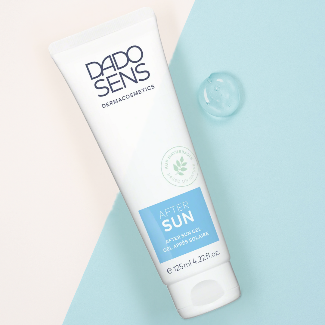 DADO SENS AFTER SUN Gel – Produktfoto auf sanftem Blau mit sichtbarer Gel-Textur, feuchtigkeitsspendende Pflege nach dem Sonnenbad