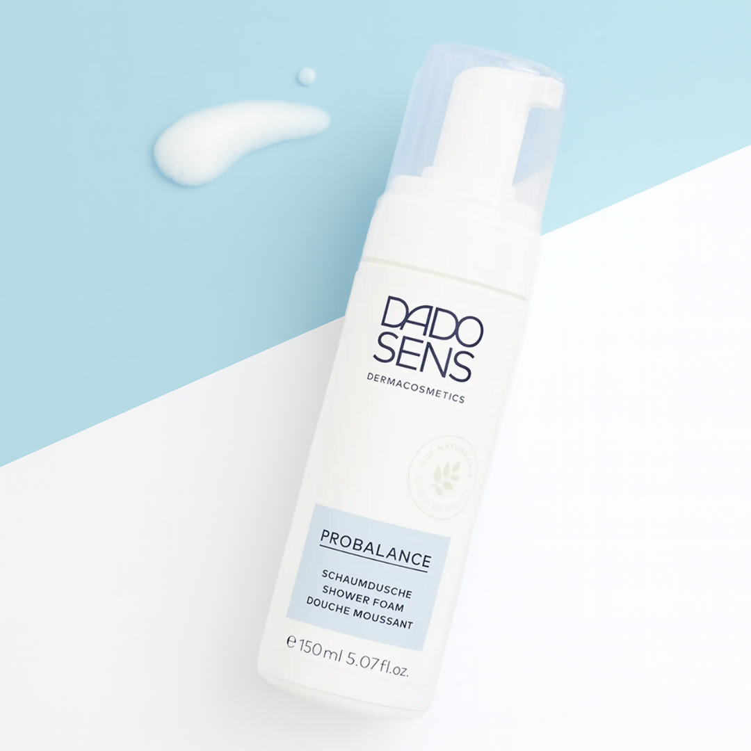 DADO SENS PROBALANCE Schaumdusche 150 ml – Moodbild mit Produktflasche und softer Schaumtextur auf blau-weißem Hintergrund