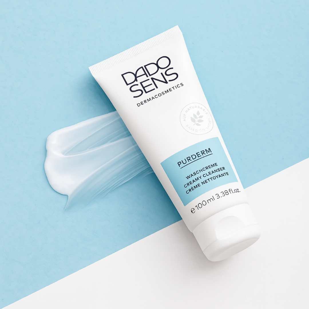 DADO SENS PURDERM Waschcreme 100 ml – Produktabbildung mit weißer Textur auf blauem Hintergrund