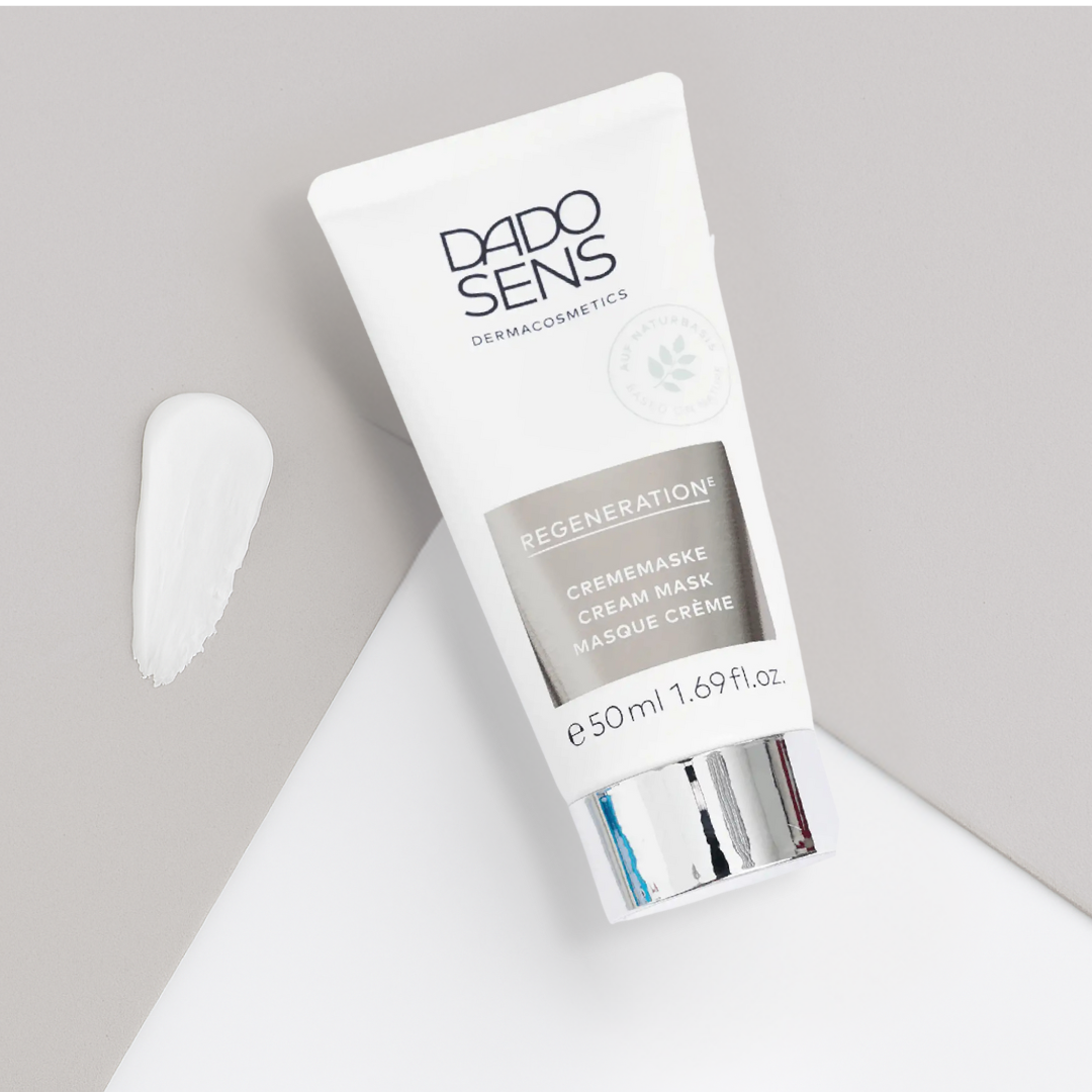 DADO SENS REGENERATION E Crememaske 50 ml – stilvoll arrangierte Produktaufnahme mit Creme-Swatch auf hellem Untergrund
