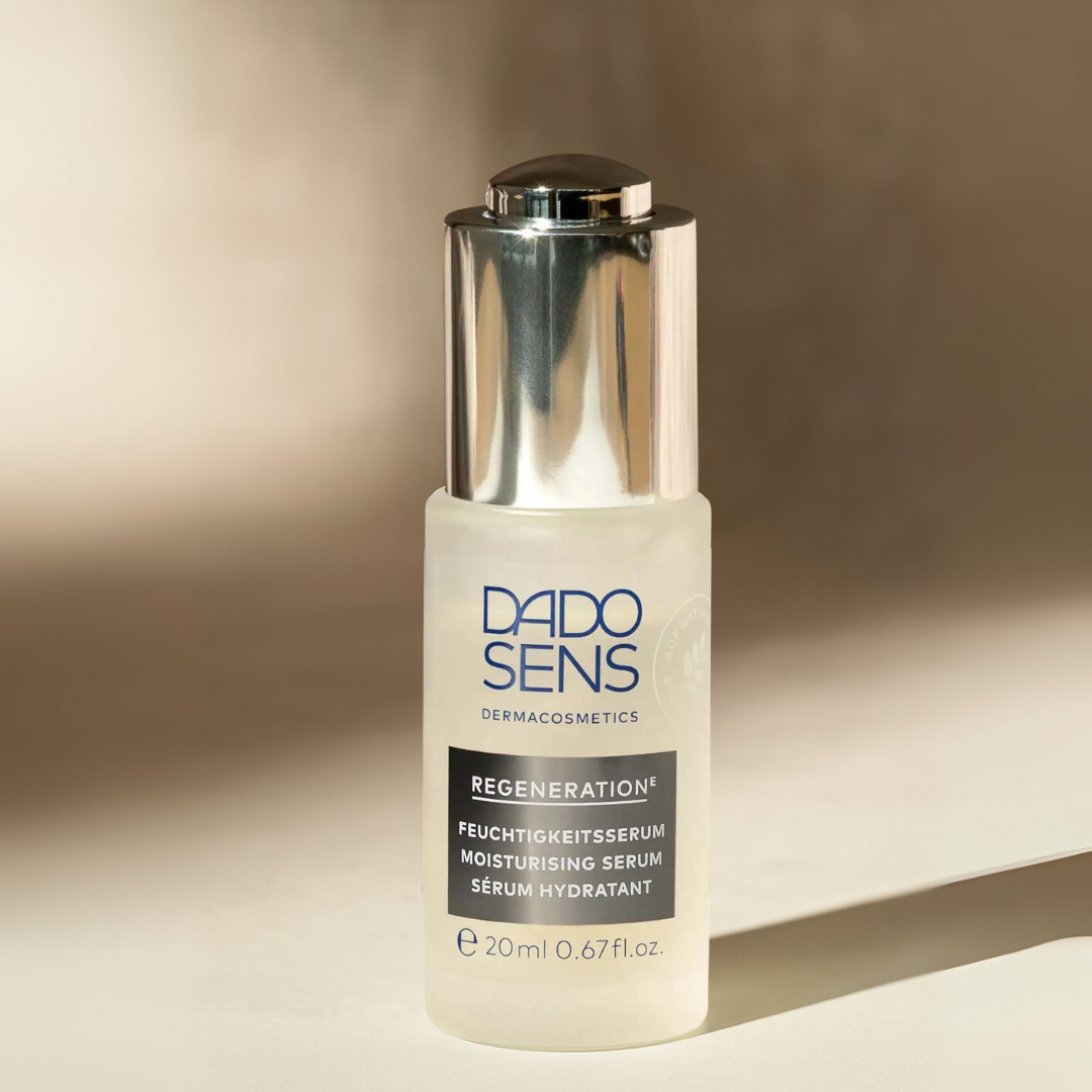 DADO SENS REGENERATION E Feuchtigkeitsserum 20 ml – Produktaufnahme mit warmer Lichtstimmung auf beigem Hintergrund