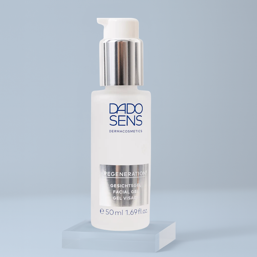 DADO SENS REGENERATION E Gesichtsgel 50 ml – stilvoll arrangierte Produktflasche auf Podest vor blauem Hintergrund