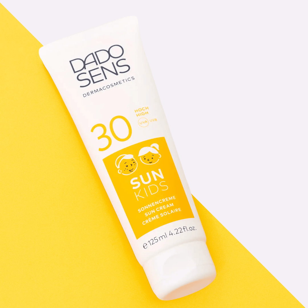 DADO SENS Sonnencreme Kids mit LSF 30 – stylisches Produktfoto auf gelbem Hintergrund, wasserfeste Kindersonnencreme
