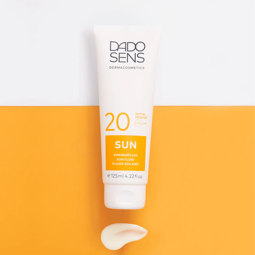 DADO SENS SUN Sonnenfluid LSF 20 – stylisches Produktfoto mit cremiger Textur, Sonnenschutz für empfindliche Haut