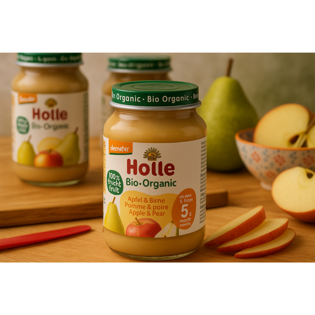 „Moodbild mit Holle Bio-Babygläschen Apfel & Birne – umgeben von frischen Apfel- und Birnenscheiben – geeignet ab dem 5. Monat