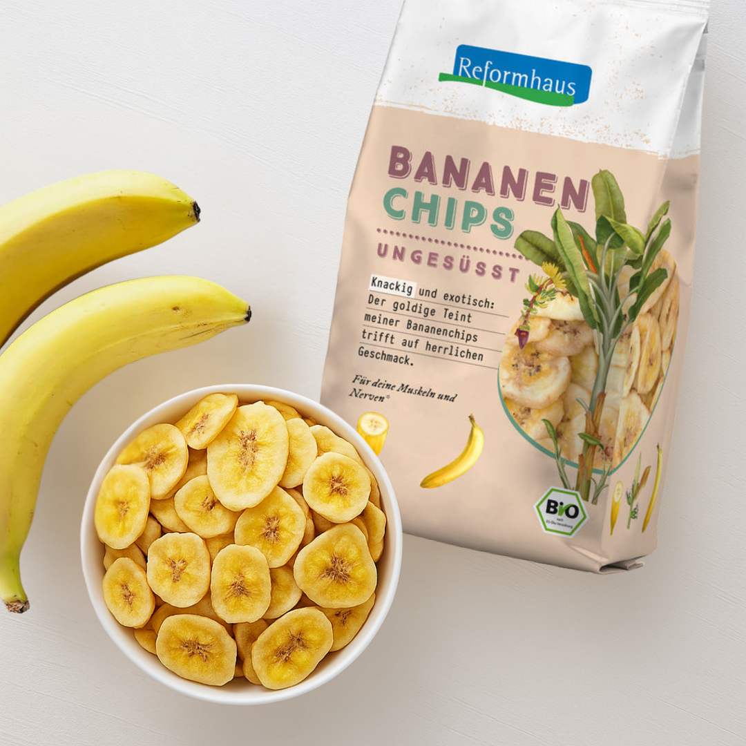 Bio Bananen Chips ungesüßt von Reformhaus in stilvoller Schale mit frischen Bananen und Produktverpackung
