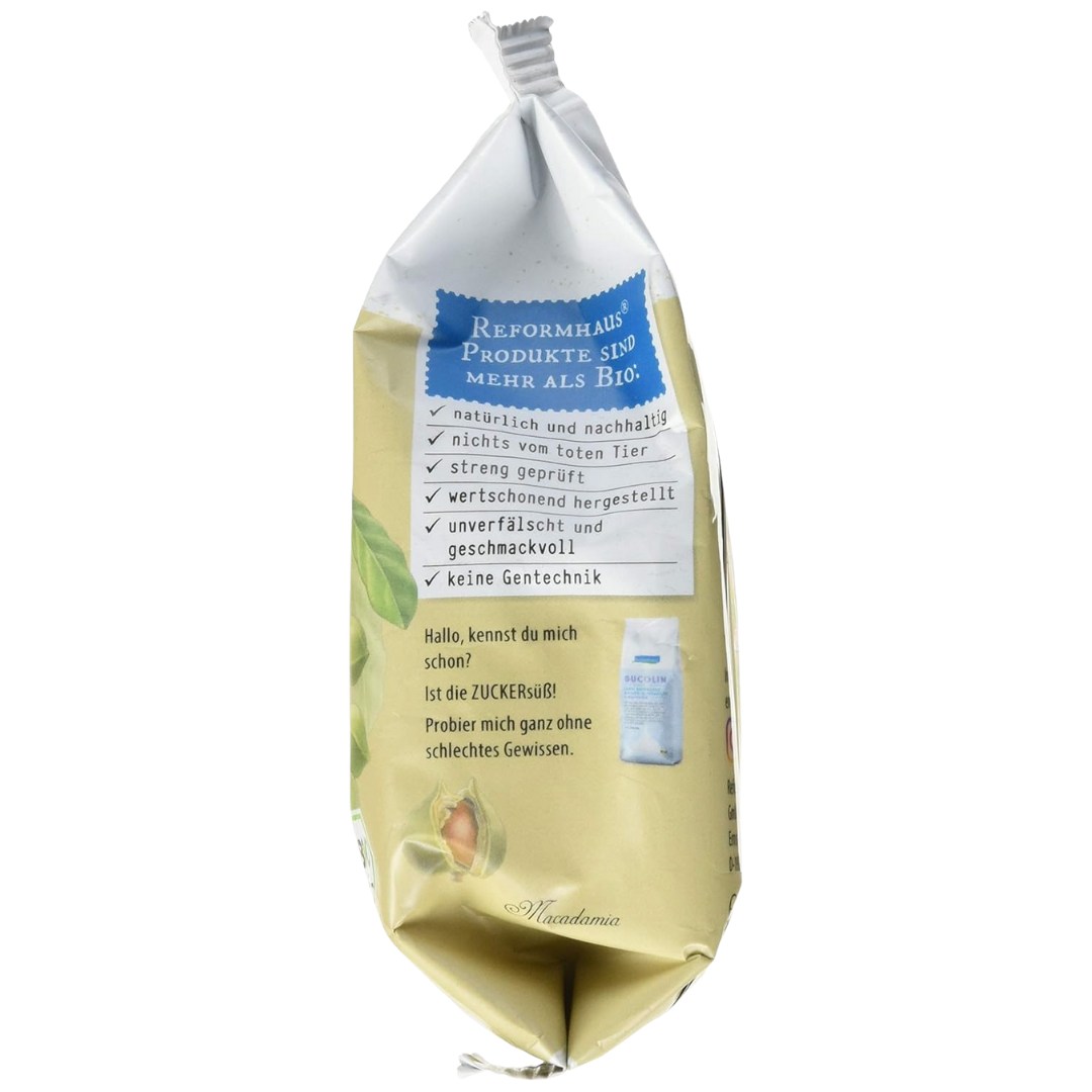 Seitenansicht der Reformhaus Bio Macadamia Nusskerne 75 g – mit Qualitätsversprechen, ohne Gentechnik, nachhaltig hergestellt und beworben mit Produkthinweis zu Zuckeralternative.