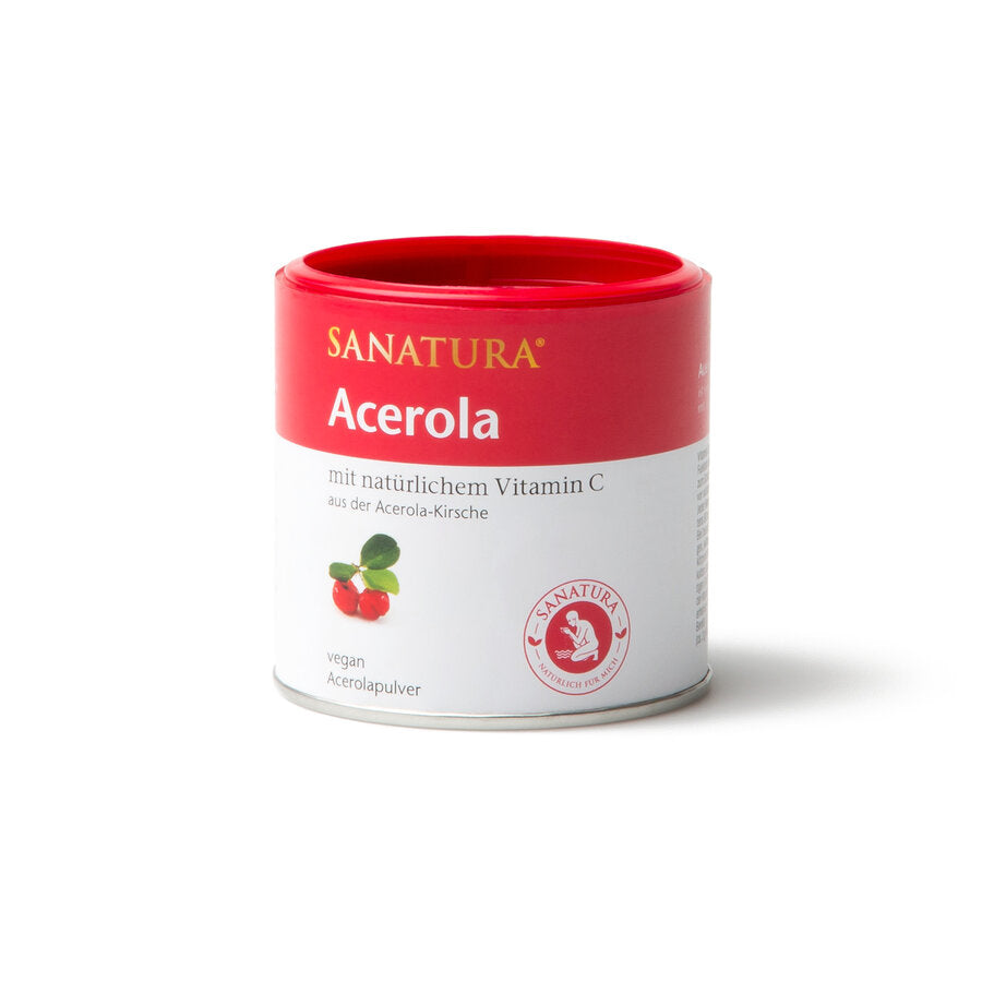 Verpackung des Produkts Sanatura Acerola. Die rote Dose enthält Acerolapulver mit natürlichem Vitamin C, das aus der Acerola-Kirsche gewonnen wird. Auf dem Etikett sind eine Abbildung von Acerola-Früchten und das Sanatura-Logo zu sehen. Das Produkt ist als vegan gekennzeichnet.