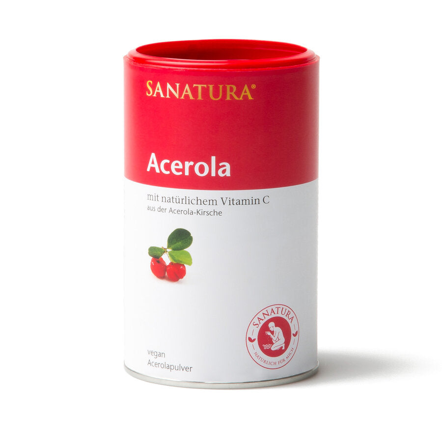 Verpackung des Sanatura Acerola-Produkts in einer 175g-Dose. Die rote Dose enthält Acerolapulver mit natürlichem Vitamin C aus der Acerola-Kirsche. Auf dem Etikett sind eine Abbildung von roten Acerola-Früchten und das Sanatura-Logo abgebildet. Das Produkt ist vegan und enthält keine Zusatzstoffe.