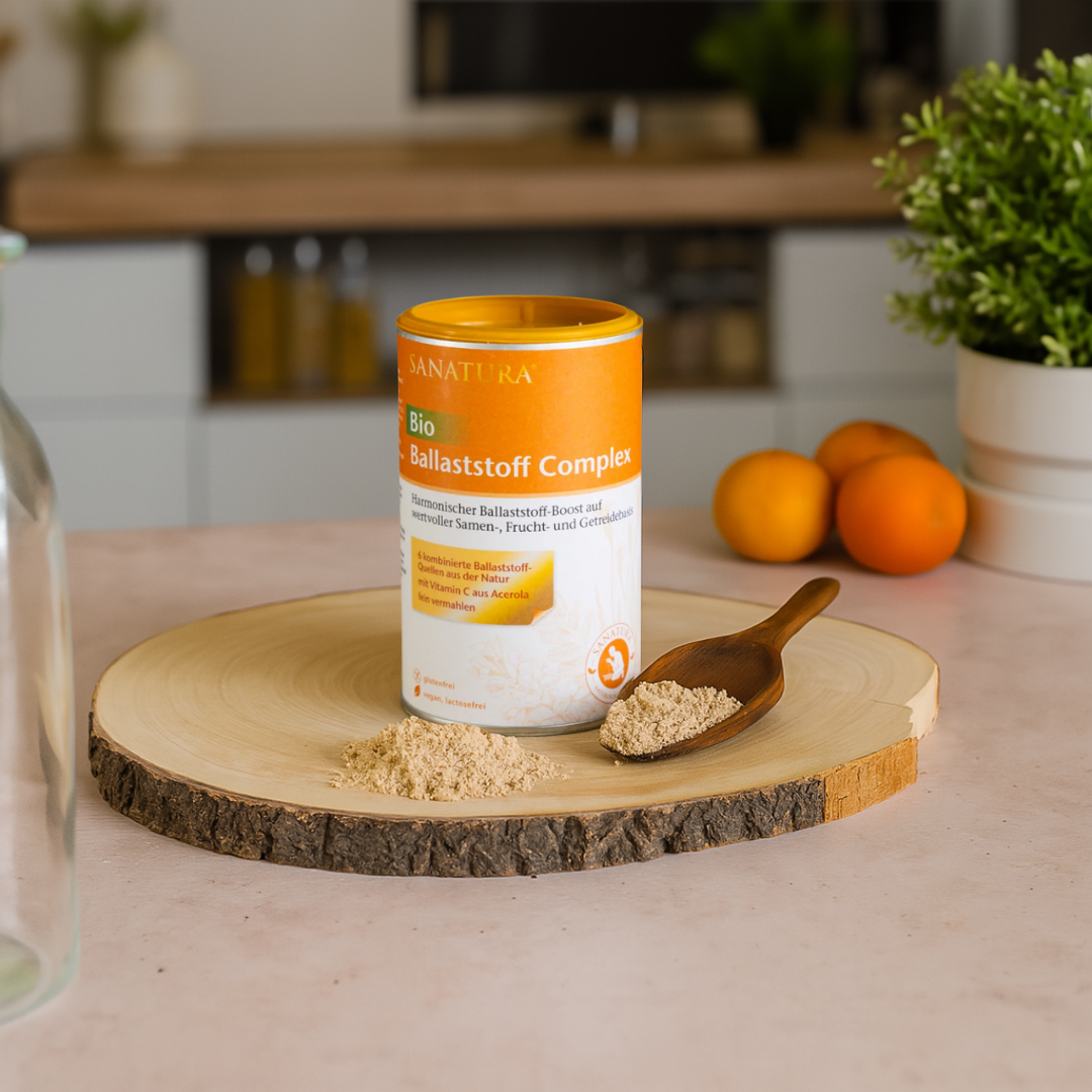 Sanatura Bio Ballaststoff Complex – Dose mit offenem Deckel und Holzlöffel auf Holzplatte, daneben ausgekipptes Pulver, ideal für ballaststoffreiche Ernährung