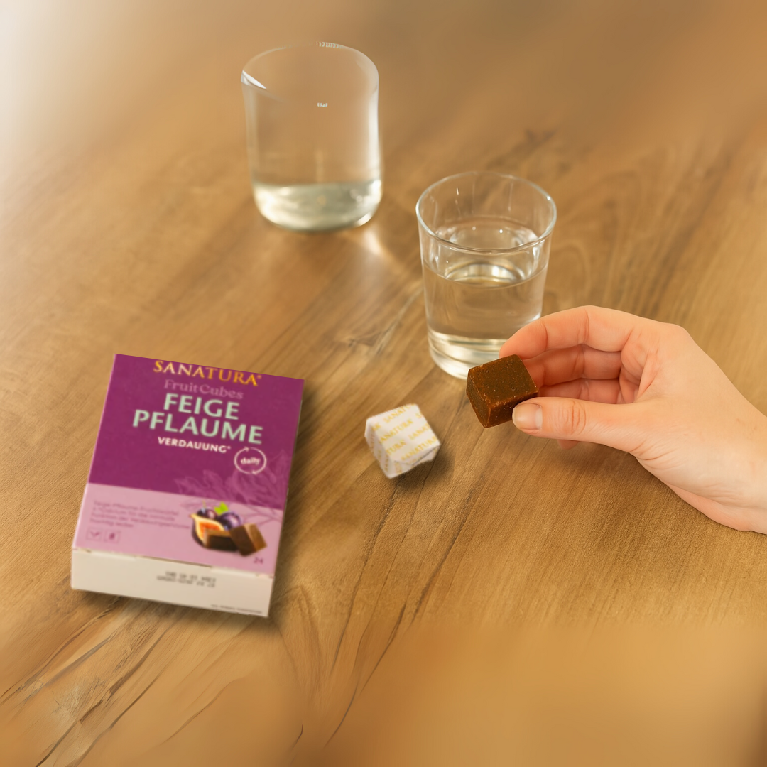 Sanatura Fruit Cubes Feige Pflaume in der Anwendung – handlicher Fruchtwürfel zur Einnahme mit Wasser für die tägliche Verdauungsroutine