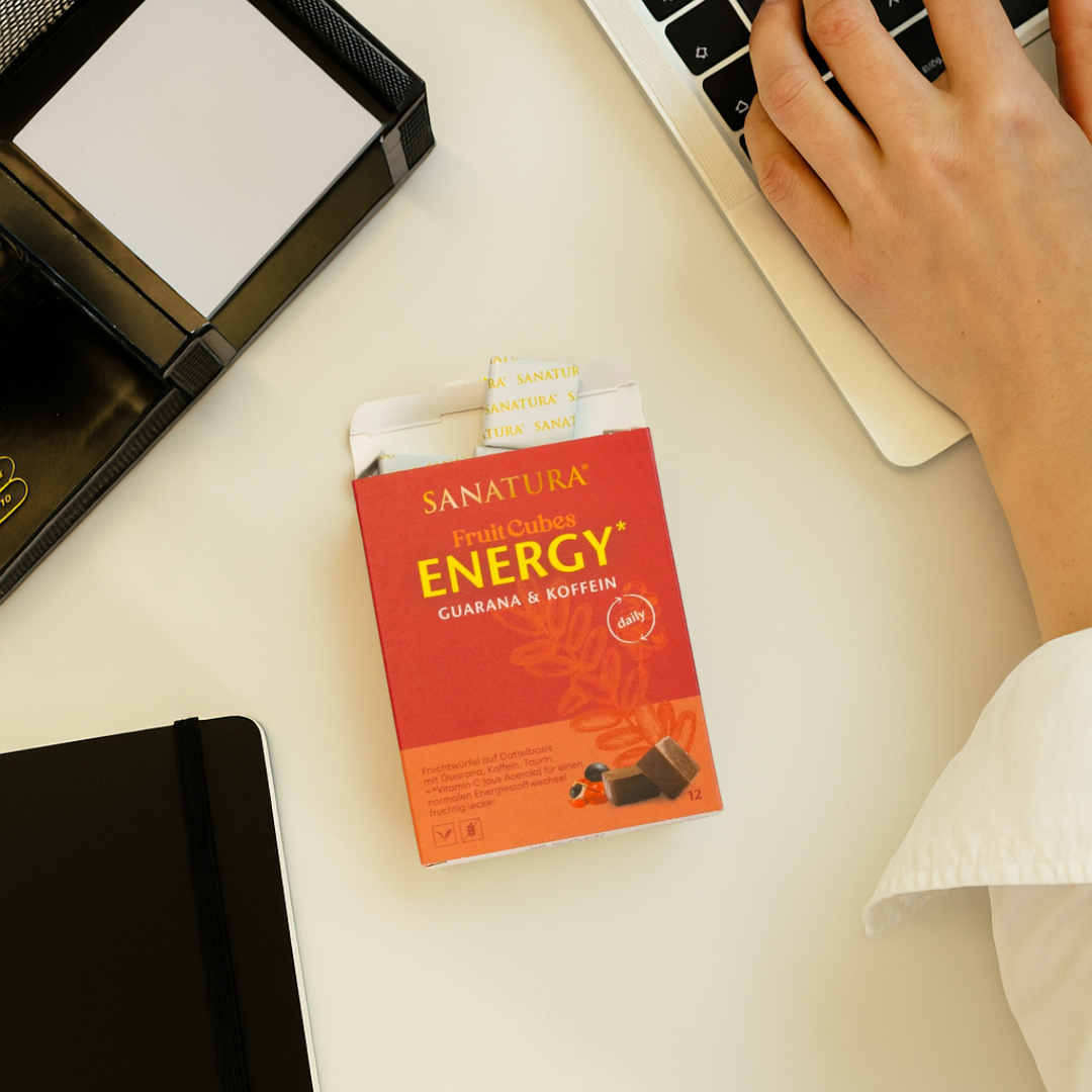 Sanatura Fruit Cubes Energy im Büro – praktische Energy-Fruchtwürfel mit Koffein, ideal für mehr Fokus und Energie am Arbeitsplatz