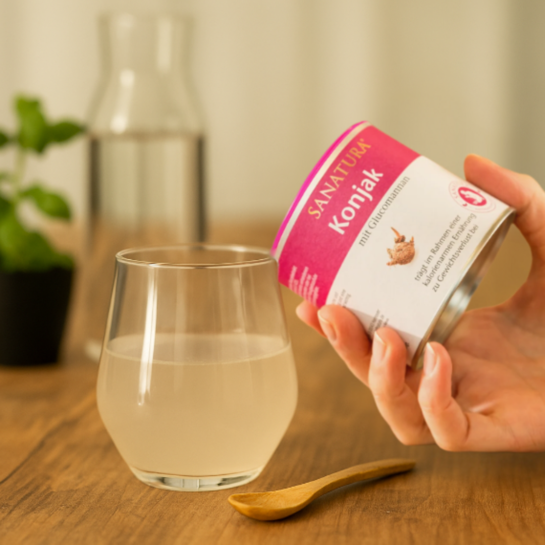 Sanatura Konjak in der Anwendung – Pulver wird mit Wasser verrührt, praktische Ergänzung für eine bewusste und ballaststoffreiche Ernährung