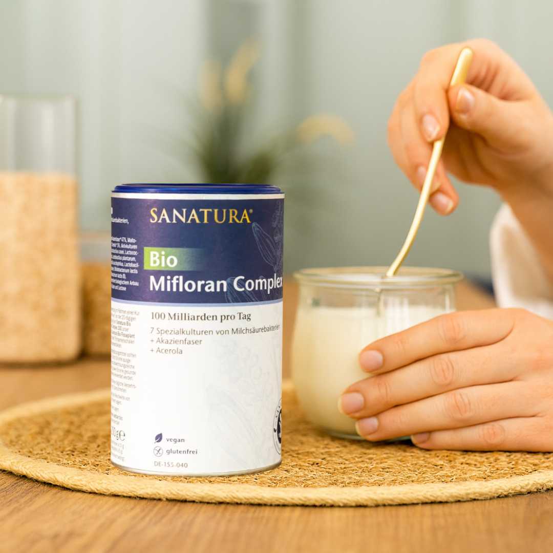 Sanatura Mifloran Complex 100 in der Anwendung – Pulver wird in Joghurt eingerührt, einfache tägliche Ergänzung für die Darmflora mit probiotischen Kulturen