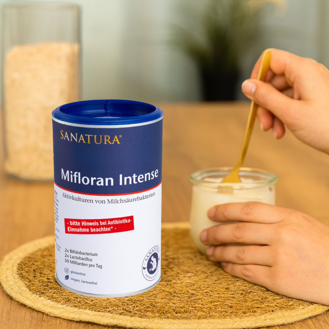Anwendung von Sanatura Mifloran Intense in einem Glas Joghurt – Milchsäurebakterien zum Einrühren für eine einfache tägliche Einnahme