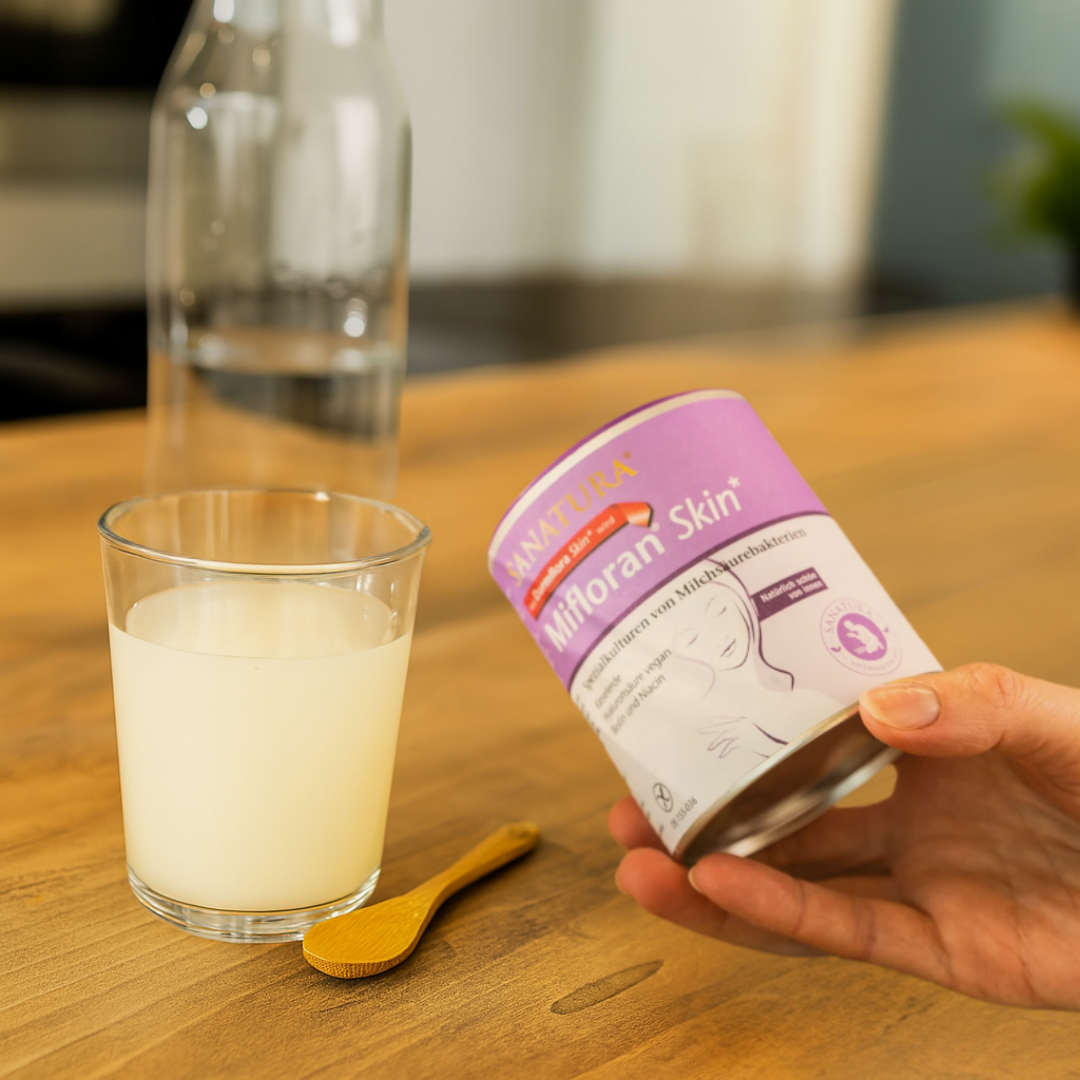 Sanatura Mifloran Skin im Anwendungskontext: vegane Milchsäurebakterien mit Wasser angerührt für eine einfache Einnahme