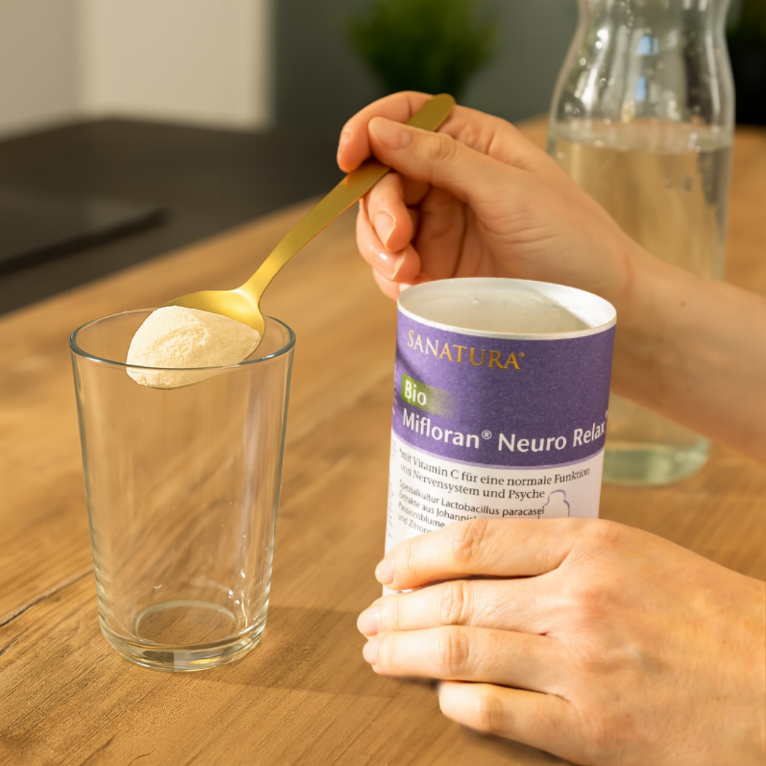 Anwendung von Sanatura Mifloran Neuro Relax – Dosierung mit einem Löffel zur einfachen Einnahme in Wasser oder Getränken