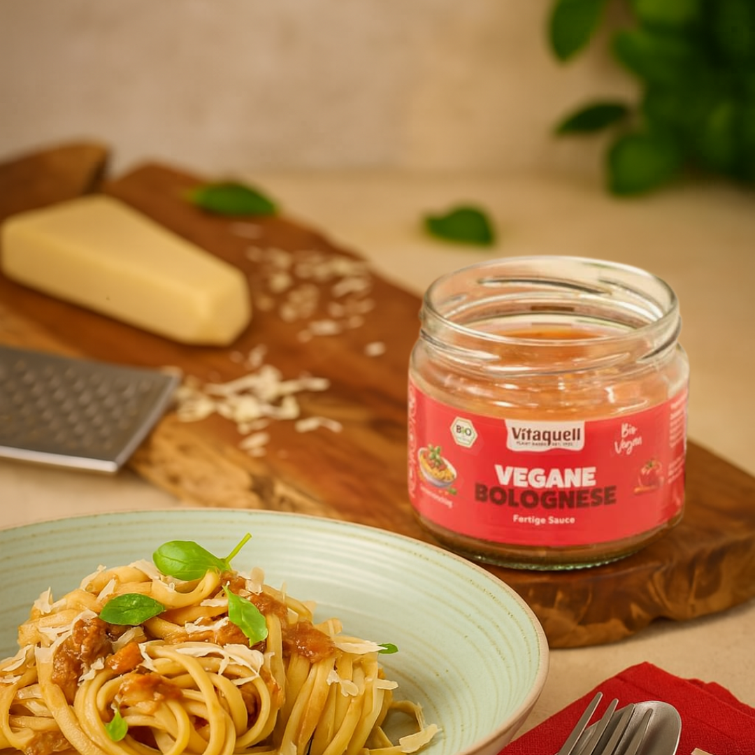 Vitaquell vegane Bolognese Bio 250g – angerichtete Pasta mit veganer Bolognese Sauce im Glas als Serviervorschlag