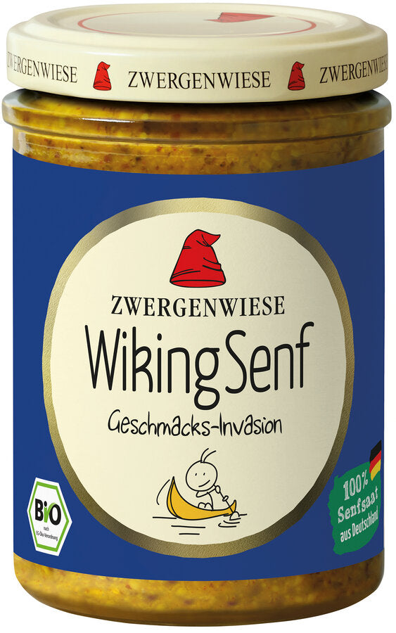 Ein Glas mit "Wiking Senf" von der Marke Zwergenwiese. Das Etikett zeigt eine rote Zwergenmütze und die Aufschrift "Wiking Senf - Geschmacks-Invasion". Ein kleines Wikingerboot mit einem Wikinger-Männchen ist ebenfalls auf dem Etikett abgebildet. Der Senf ist ein Bio-Produkt und besteht zu 100% aus Senfsaat aus Deutschland. Der beige Deckel trägt mehrfach das Zwergenwiese-Logo. Dieser Senf bietet eine kräftige und würzige Geschmacksnote, ideal für alle, die einen intensiven Senfgeschmack schätzen.