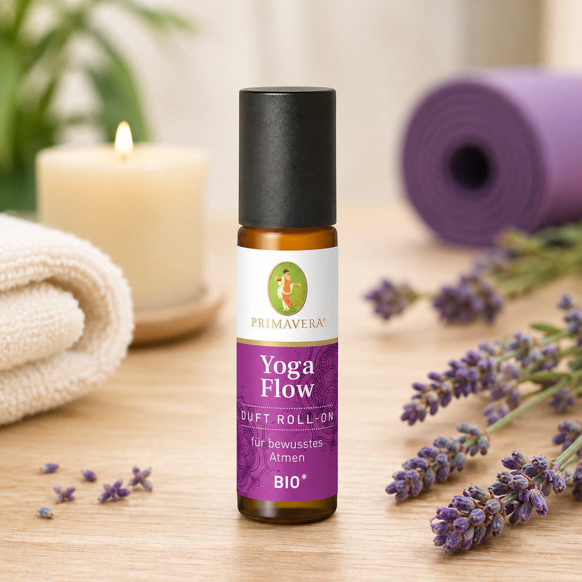 PRIMAVERA Yoga Flow Duft Roll-On neben Yogamatte, Lavendel und Kerze