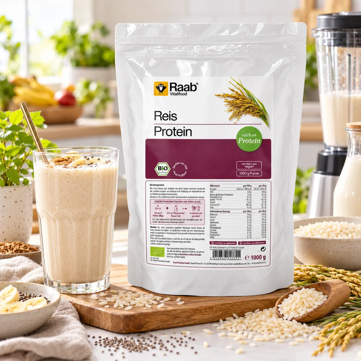 Raab Vitalfood Bio Reisprotein Pulver 1000 g neben einem cremigen Proteinshake mit Banane in einer hellen Küche mit Reis und pflanzlichen Zutaten.