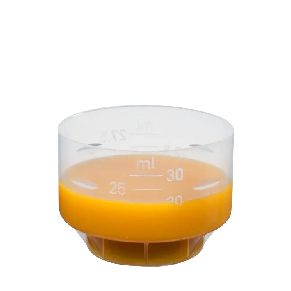 Messbecher mit 20 ml Salus Vitamin-B-Komplex Tonikum, orangene Flüssigkeit, Nahrungsergänzung mit B-Vitaminen