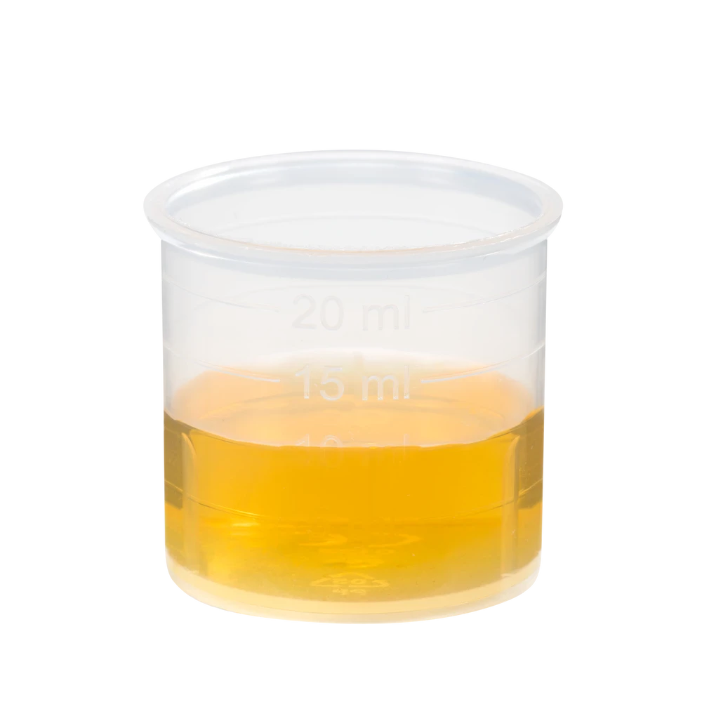 Dosierbecher mit 20 ml Schoenenberger Petersilien Saft – naturreiner Bio-Pflanzensaft