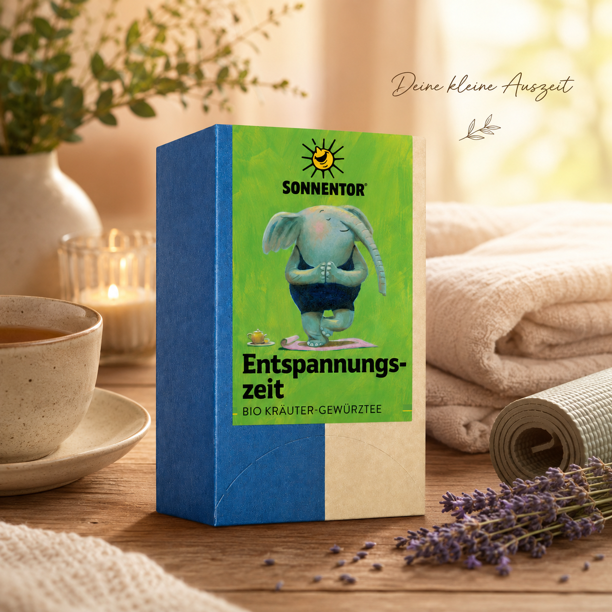 Sonnentor Entspannungszeit Bio-Kräutertee in gemütlicher Szene mit Teetasse, Lavendel und warmem Licht
