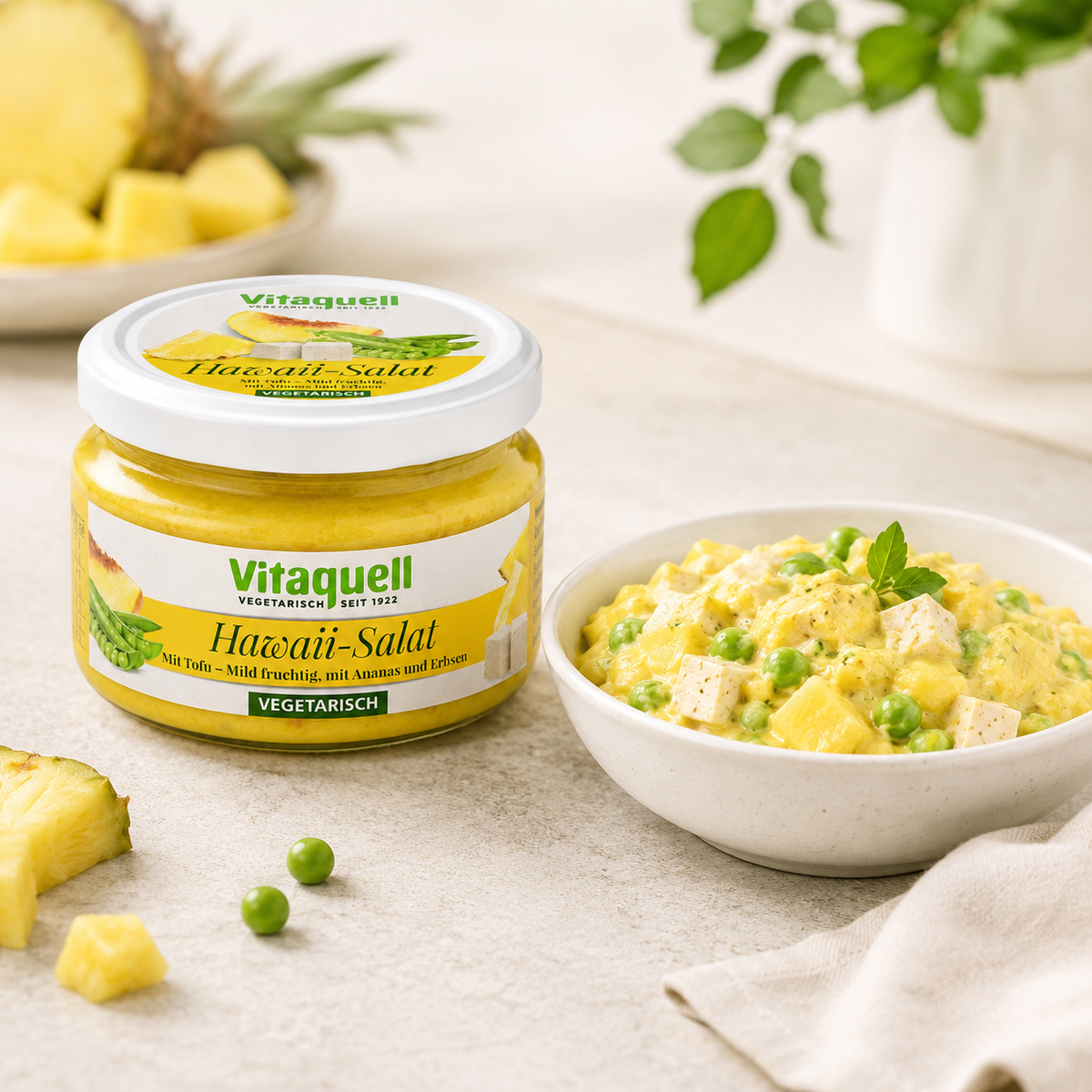 Serviervorschlag für Vitaquell Hawaii-Tofu-Salat mit Ananas, Erbsen und Tofu neben dem Produktglas