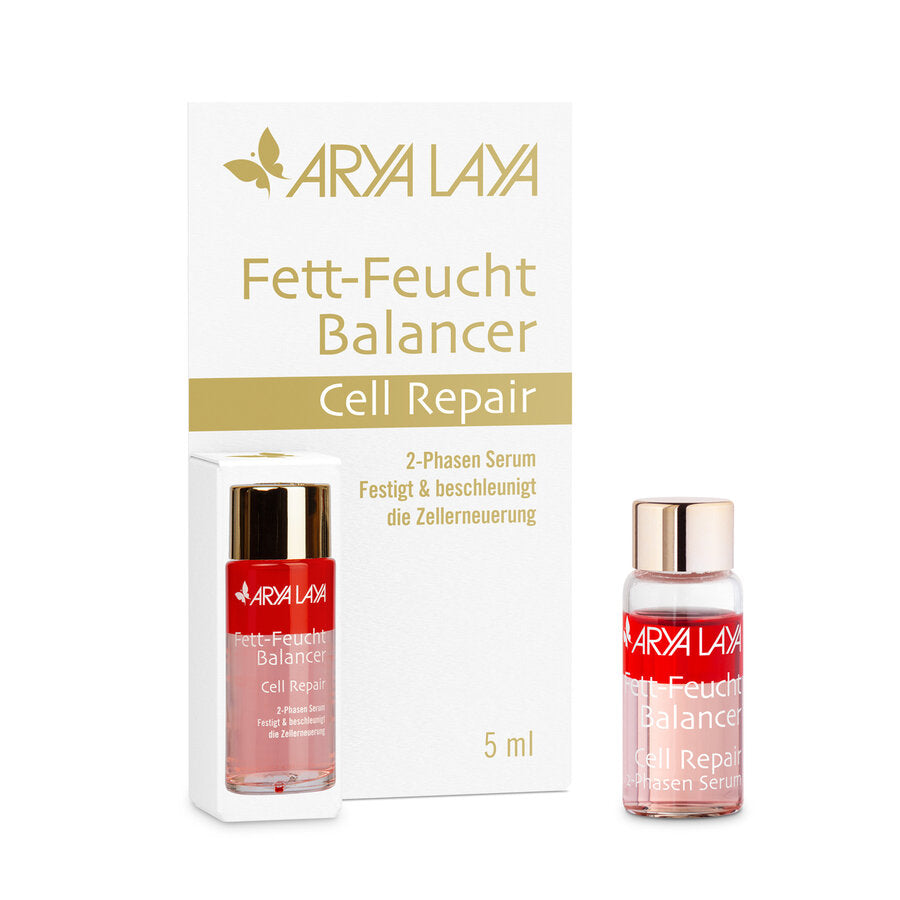 Arya Laya Fett-Feucht Balancer Cell Repair in einer 5-ml-Miniaturflasche mit goldfarbenem Deckel. Die Verpackung ist weiß mit goldener und roter Schrift. Eine Mini-Flasche mit rotem Serum ist in einer weißen Halterung befestigt, daneben steht eine weitere kleine Flasche.