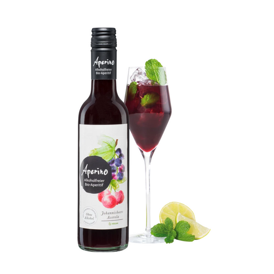 Aperino alkoholfreier Bio-Aperitif Johannisbeere Acerola – serviert mit Eis, Minze und Limette im Glas