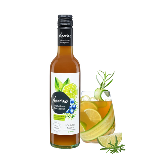 Aperino alkoholfreier Bio-Aperitif Wacholder Limette – serviert mit Eis, Limettenscheiben und Gurke im Glas