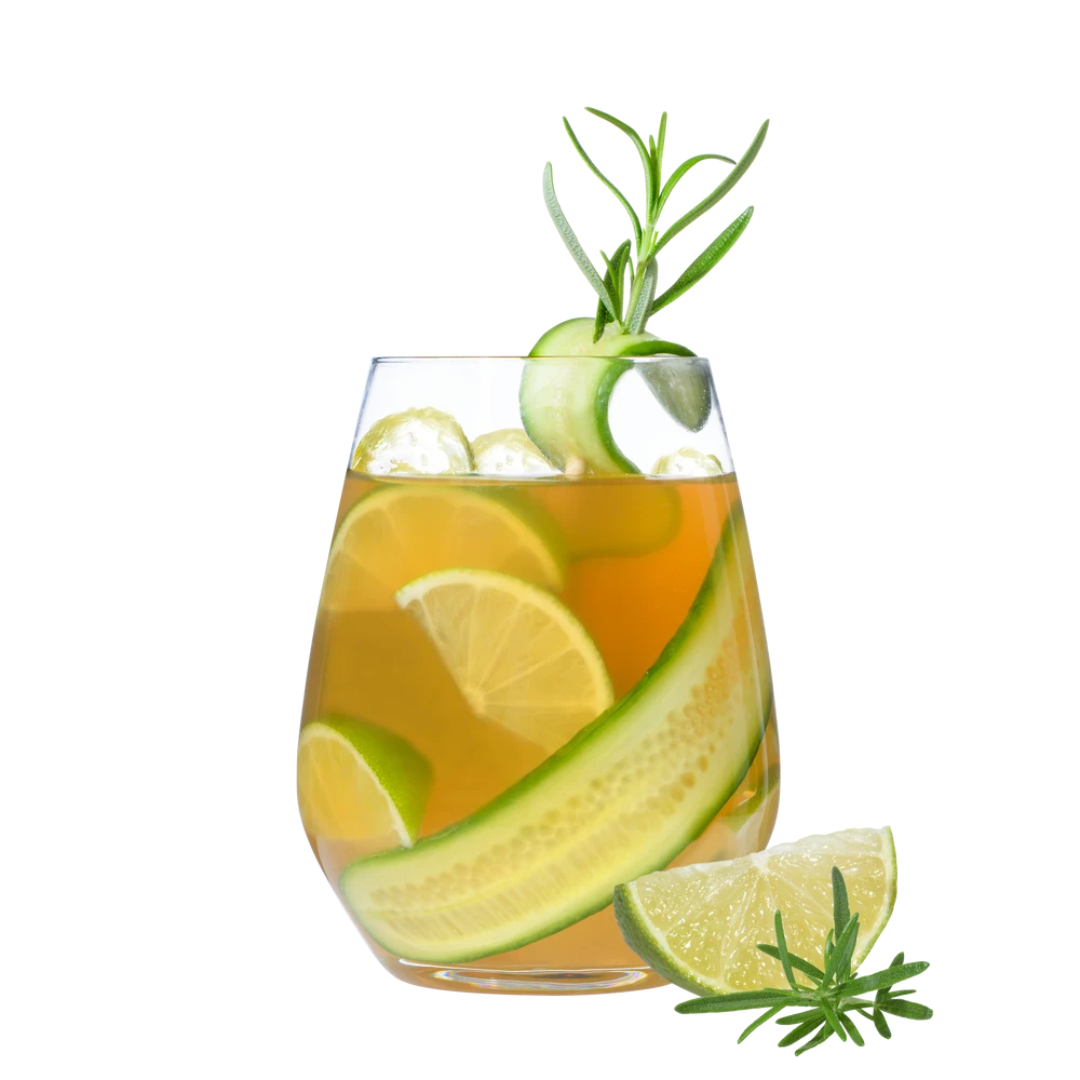 Aperino alkoholfreier Bio-Aperitif Wacholder Limette – serviert auf Eis mit Gurke, Rosmarin und Limettenscheiben