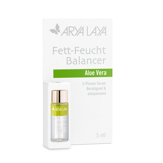 Arya Laya Fett-Feucht Balancer Aloe Vera in einer 5-ml-Miniaturflasche mit goldfarbenem Deckel. Die Verpackung ist weiß mit grünem Akzent und zeigt die Aufschrift „Aloe Vera – beruhigend & entspannend“. Die Flasche mit grünlich-klarer Flüssigkeit ist in einer weißen Halterung befestigt.