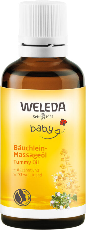 Das Bild zeigt eine Flasche des Weleda Baby Bäuchlein-Massageöls. Die Flasche hat einen weißen Deckel mit einem Tropfer und das Weleda-Logo. Das Etikett ist gelb mit dem Produktnamen und der Beschreibung auf Deutsch. Das Produkt wird als ein Bäuchlein-Öl beschrieben, das entspannend wirkt und wohltuend ist.