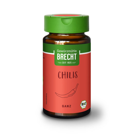 Produktbild von Brecht Chilis ganz, einem Bio-Gewürz in einem braunen Glasbehälter mit grünem Deckel und rotem Etikett.