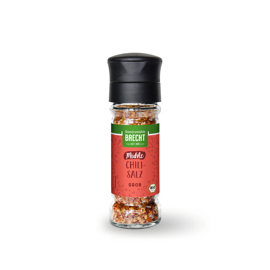 Brecht Bio-Chili-Salz grob in einer Mühle, ideales Gewürz für scharfe und würzige Gerichte, präsentiert in einer Glasbehälter mit schwarzem Deckel und rotem Etikett.