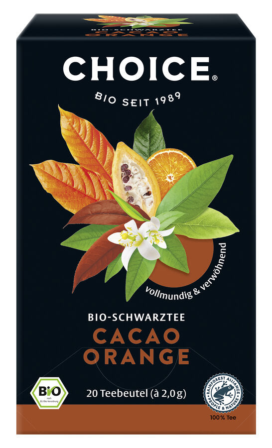 Eine Packung "Choice Bio-Schwarztee Cacao Orange" von der Marke Choice. Auf der Vorderseite der Packung steht "Choice Bio seit 1989" und "Bio-Schwarztee Cacao Orange". Das Etikett zeigt Kakaoblätter, Kakaoschoten, Orangen und Orangenblüten, die den vollmundigen und verwöhnenden Geschmack des Tees symbolisieren. Die Packung enthält 20 Teebeutel mit jeweils 2,0 g Tee, insgesamt 40 g. Der Tee ist ein Bio-Produkt, wie durch das Bio-Siegel unten links angezeigt wird.