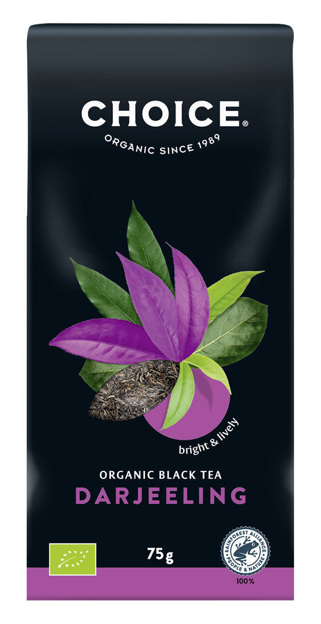 Eine Packung "Choice Organic Black Tea Darjeeling" von der Marke Choice. Auf der Vorderseite der Packung steht "Choice Organic since 1989" und "Organic Black Tea Darjeeling". Das Etikett zeigt stilisierte Teeblätter in grün und lila sowie einen Haufen schwarzer Teeblätter, die den hellen und lebhaften Geschmack des Tees symbolisieren. Unten auf der Packung steht "bright & lively". Die Packung enthält 75 g losen Tee. Der Tee ist ein Bio-Produkt, wie durch das Bio-Siegel unten links angezeigt wird.