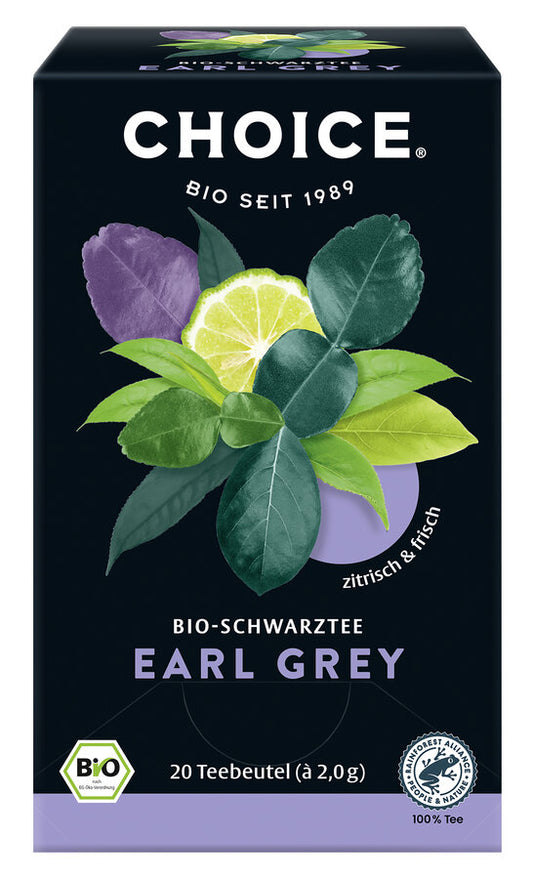 Eine Packung "Choice Bio-Schwarztee Earl Grey" von der Marke Choice. Auf der Vorderseite der Packung steht "Choice Bio seit 1989" und "Bio-Schwarztee Earl Grey". Das Etikett zeigt stilisierte Teeblätter in grün und lila sowie eine aufgeschnittene Zitrone, die den zitronigen und frischen Geschmack des Tees symbolisieren. Unten auf der Packung steht "zittrisch & frisch". Die Packung enthält 20 Teebeutel mit jeweils 2,0 g Tee, insgesamt 40 g.