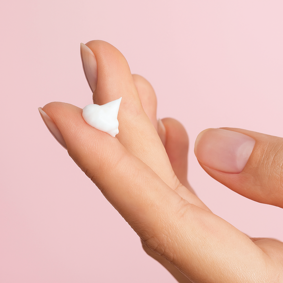 Weiße Textur der DADO SENS EXTRODERM Augencreme auf dem Finger – zarte Anwendung für sensible Haut