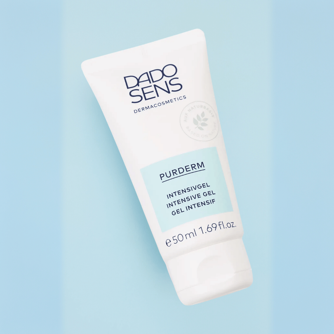 DADO SENS PURDERM Intensivgel 50 ml – Moodbild mit Tube auf hellblauem Hintergrund für unreine Haut