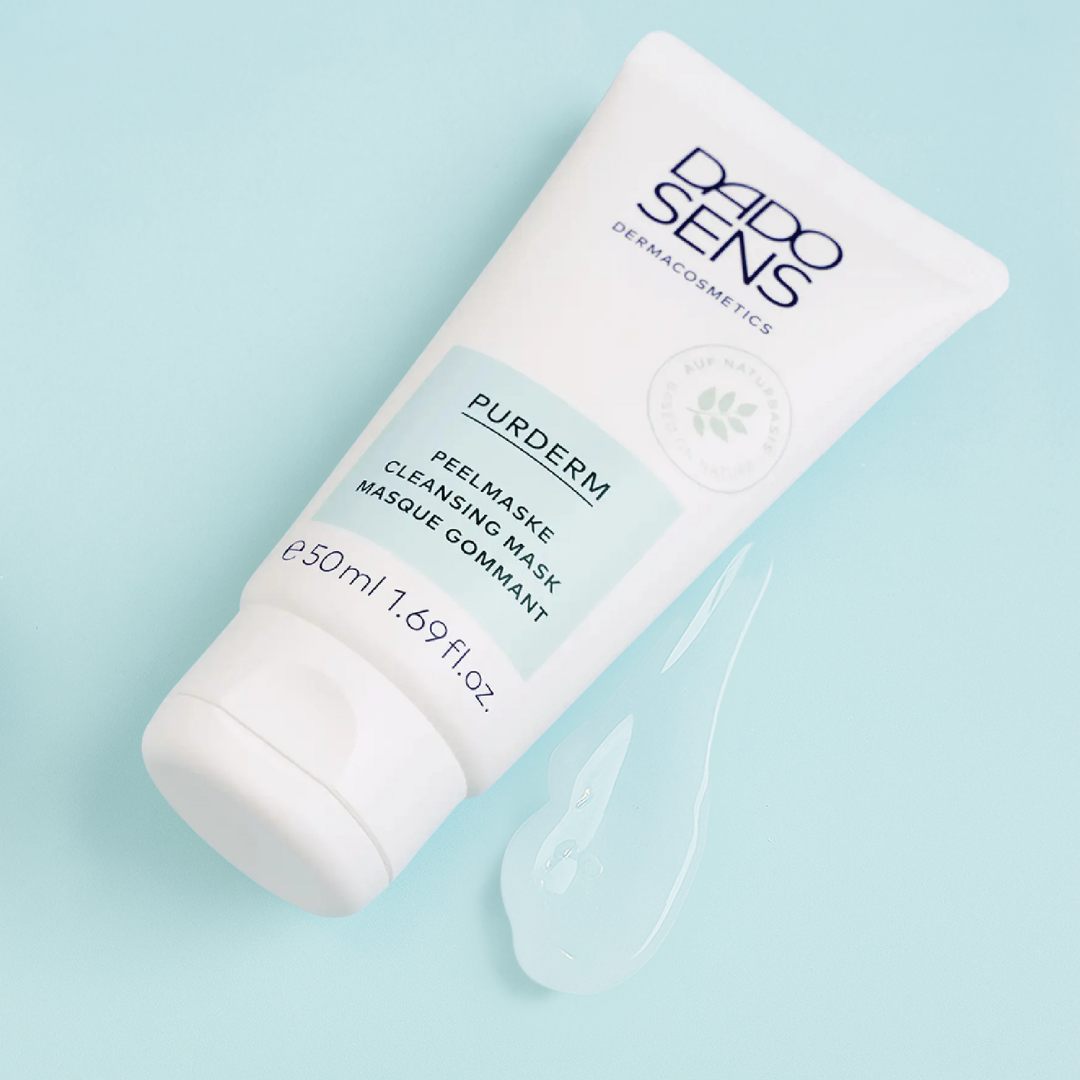 DADO SENS PURDERM Peelmaske 50 ml – sanft reinigende Peelingmaske mit Textur auf hellblauem Hintergrund
