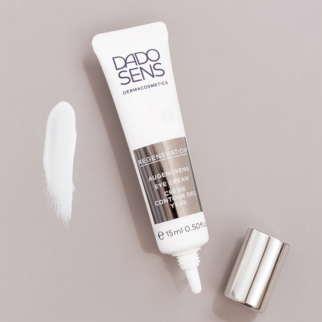DADO SENS REGENERATION E Augencreme 15 ml – Moodbild der geöffneten Tube mit Creme-Swatch auf hellem Untergrund