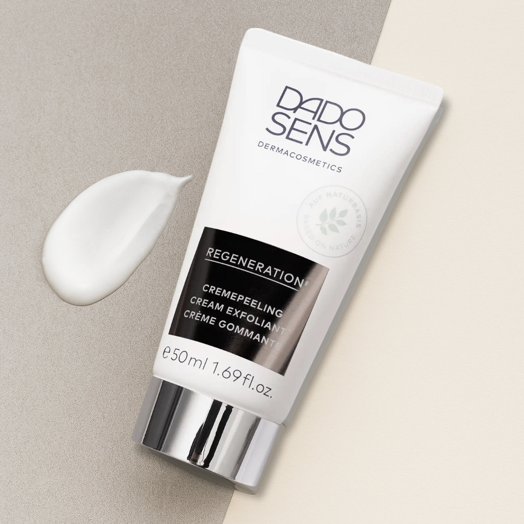 DADO SENS REGENERATION E Cremepeeling 50 ml – stilvolle Darstellung mit Creme-Swatch auf zweifarbigem Untergrund