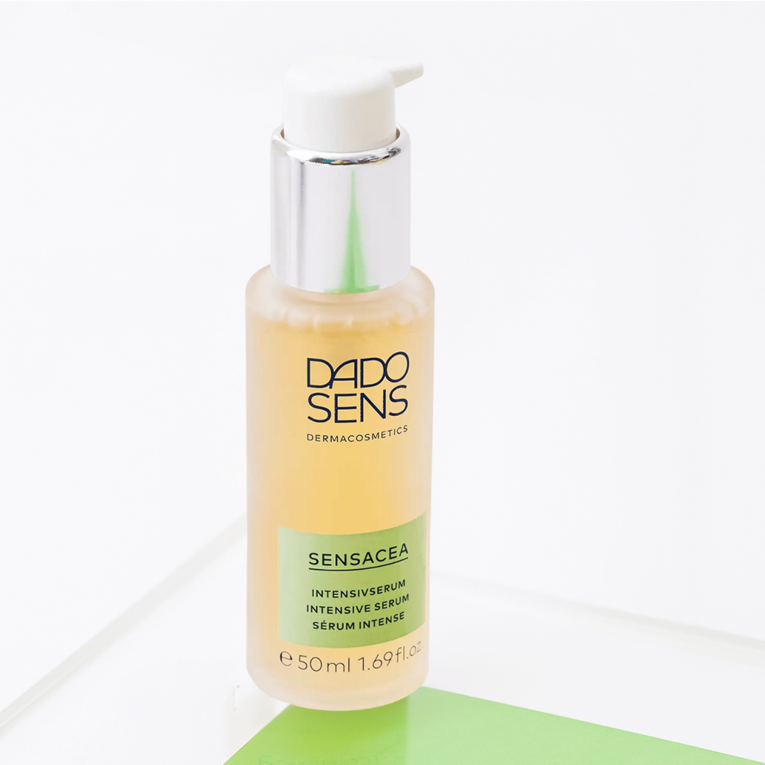 DADO SENS SENSACEA Intensivserum – stilvolle Produktinszenierung mit Glasflasche auf weiß-grünem Untergrund
