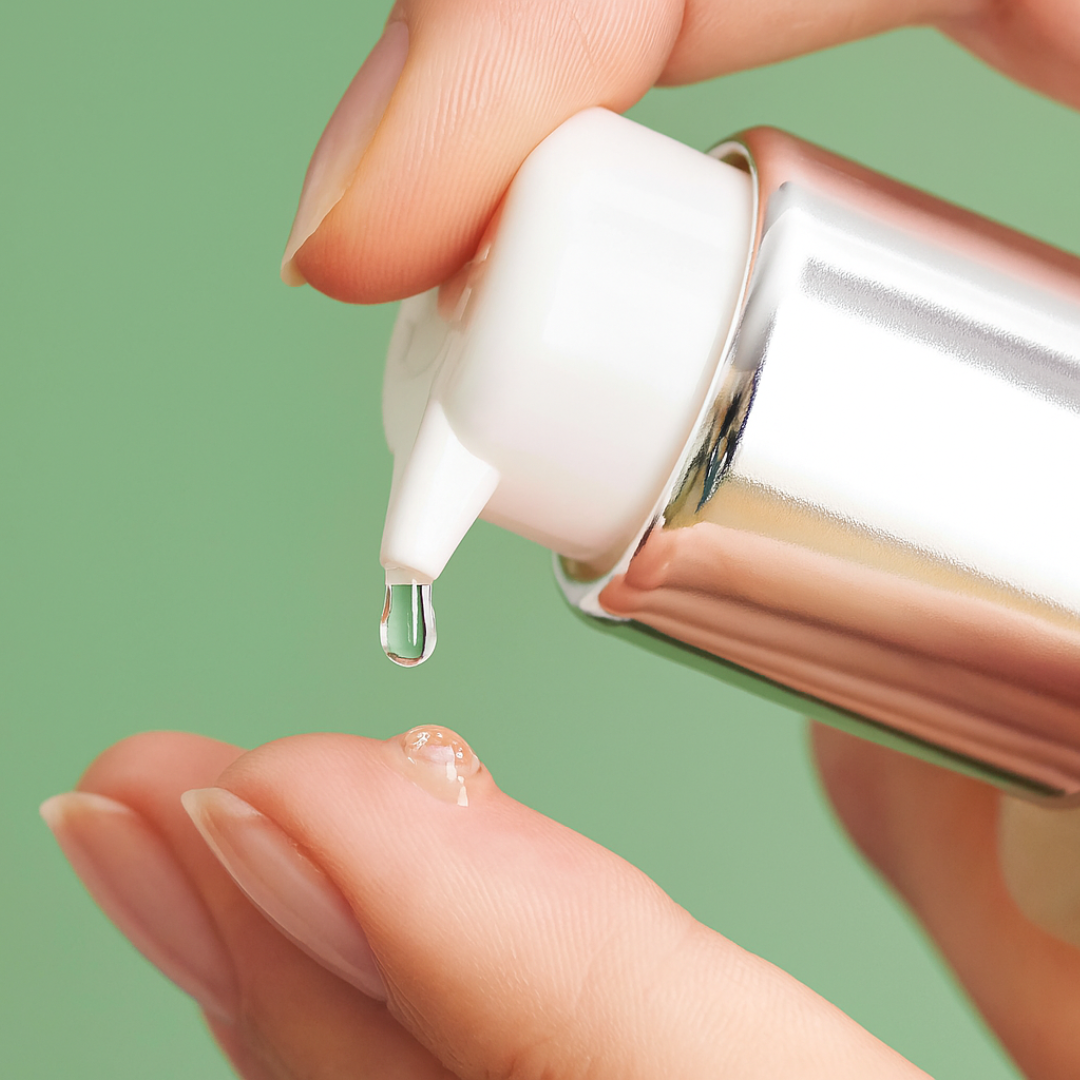 DADO SENS SENSACEA Intensivserum – punktgenaue Dosierung über Spenderflasche, für präzise Anwendung bei Rötungen